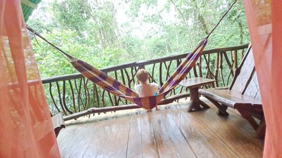 Costa Rica for family - Familienreise Costa Rica mit Kindern - Kind sitzt in der Hängematte