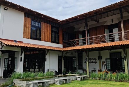 Thailand Family & Teens - Uthai Heritage Hotel - Außenansicht vom Gebäude mit Wiese