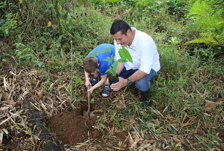Costa Rica mit Kindern - Costa Rica Urlaub mit Kindern - Kind pflanzt Baum im Ecoprojekt