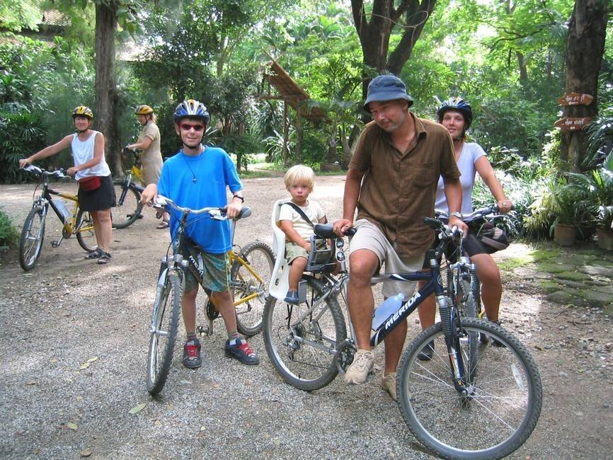 Thailand Fernreise mit Kindern - Familie bei einer Fahrrad Tour