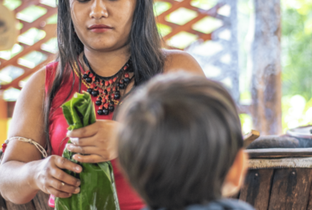 Familienreise Galapagos und Ecuador - Galapagos Family & Teens - Ecuadorianerin beim Kochen