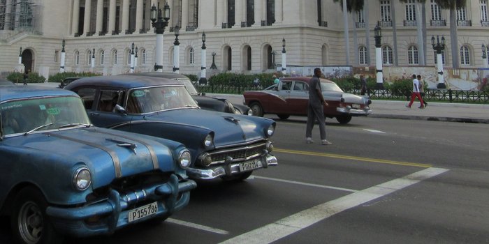 Kuba mit Kindern - Reisetipp Kuba - blauer Oldtimer in Kuba