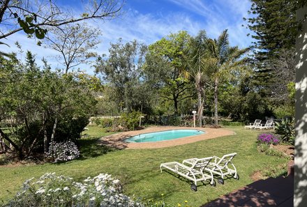 Familienreise Südafrika - Best of Garden Route for family - Oudtshoorn Berluda Farmhouse & Cottages - Poolgarten