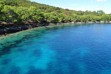 Familienreise Kroatien - Kroatien for family - Segelreise - blaues Meer und grüner Wald