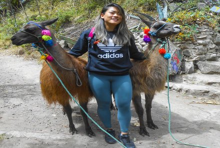 Familienreise Galapagos und Ecuador - Galapagos Family & Teens - Teenager mit Lamas 