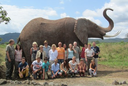 Tansania Familienreise - Tansania for family - Gruppe vor Elefant