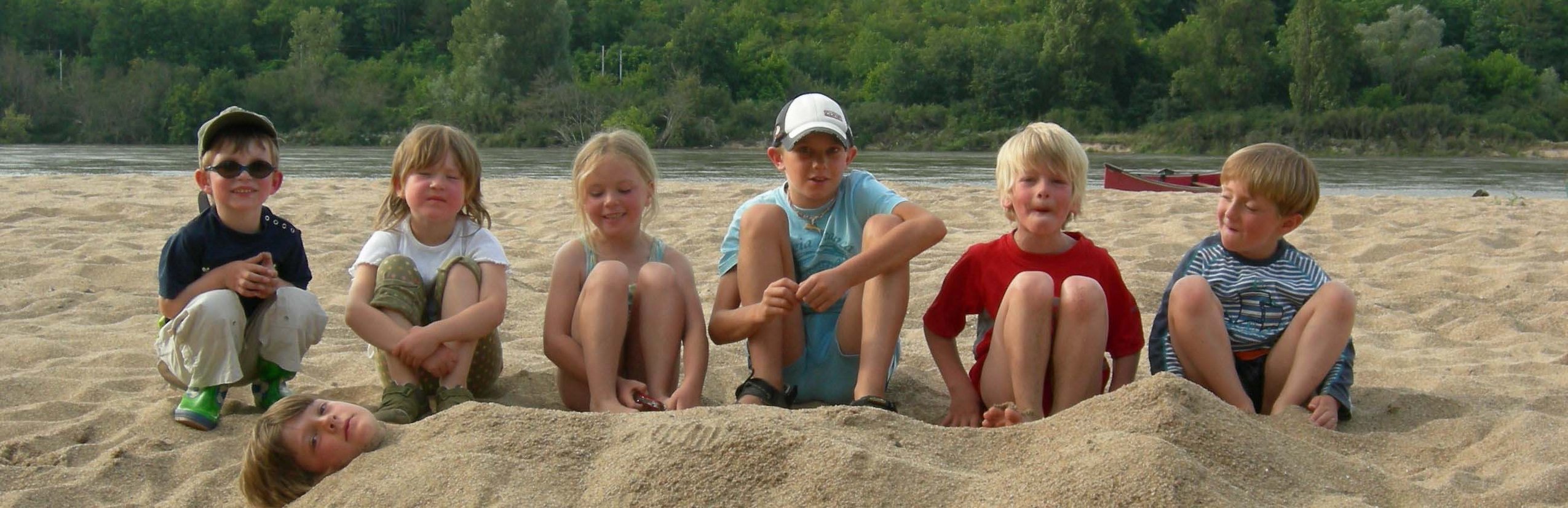 Frankreich Familienreise - Frankreich for family - Kinder sitzen im Sand 