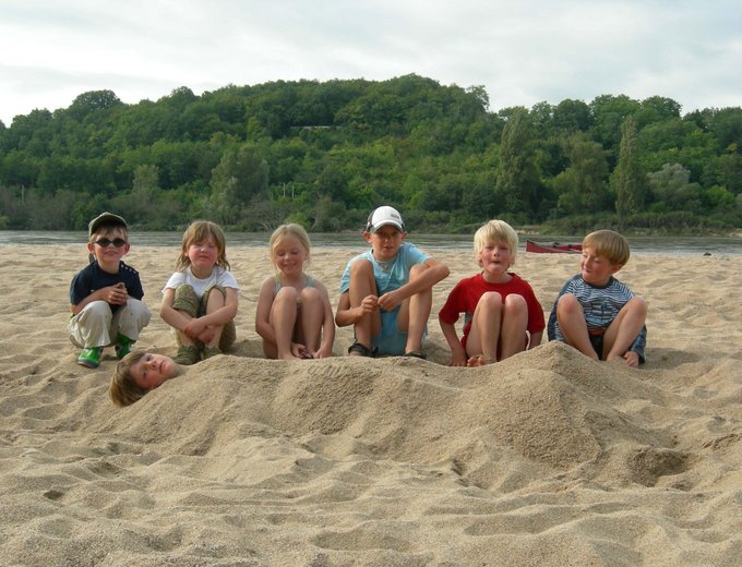 Frankreich Familienreise - Frankreich for family - Kinder sitzen im Sand 