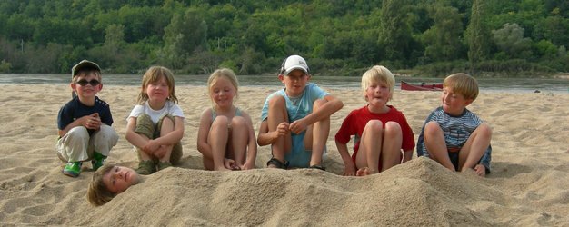 Frankreich Familienreise - Frankreich for family - Kinder sitzen im Sand 