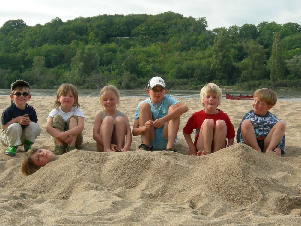 Kanu Urlaub mit Kindern - Kinder sitzen im Sand