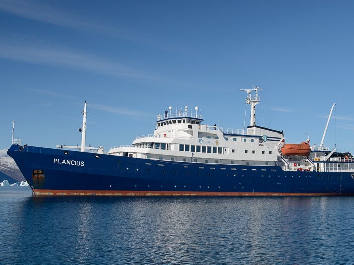 Arktis Familienreise - Arktis Expeditionskreuzfahrt für Familien - MS Plancius Schiff auf dem Meer