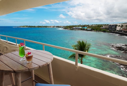 Hawaii Inselhopping for family individuell - Familienreise Hawaii mit Kindern - Royal Kona Resort - Balkon mit Sicht auf das Meer
