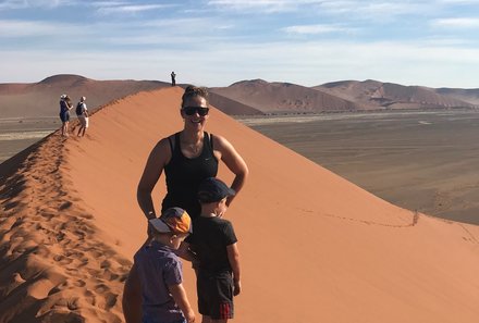 Familie Albrecht auf Reisen - Nadja Albrecht in Namibia - höchste Düne Sossusvlei