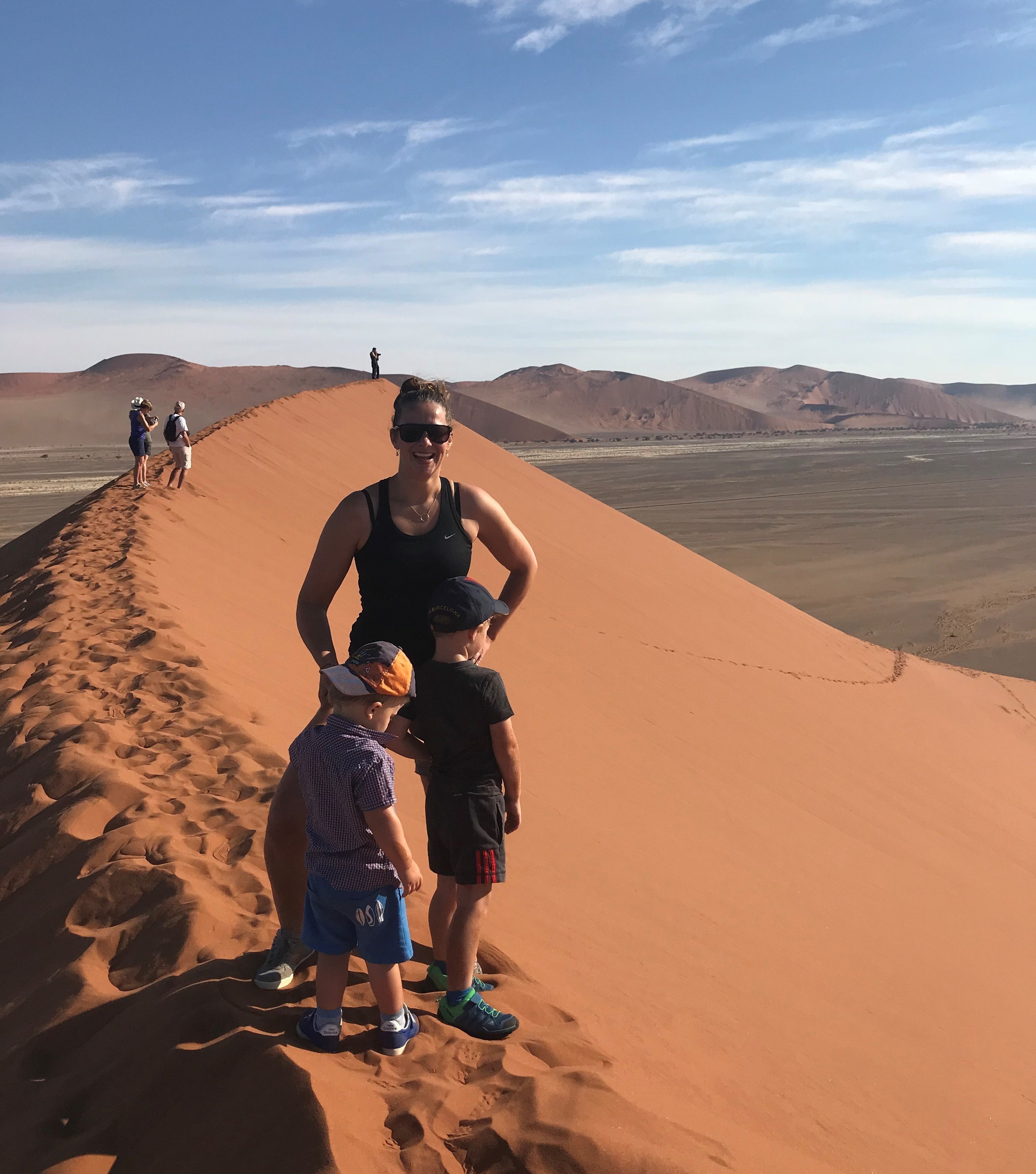 Namibia mit Kindern - Namibia for family individuell - Familie auf Dünen