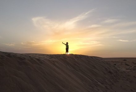 Oman Familienreisen - Kind auf Düne