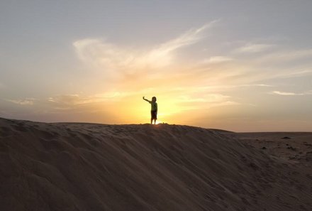 Oman Familienreisen - Kind auf Düne