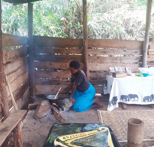Svenja in Uganda - Familienreise nach Uganda - Einheimische bei Kaffeeröstung