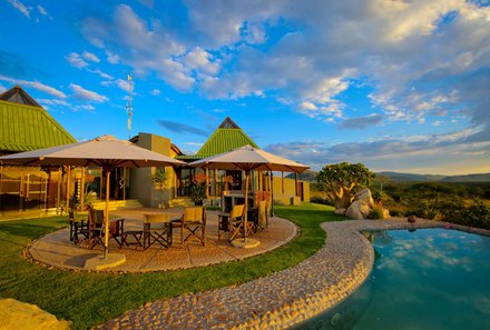 Namibia mit Kindern - Namibia individuell - Otjiwarongo - Otjiwa Safari Lodge - Terrasse und Pool