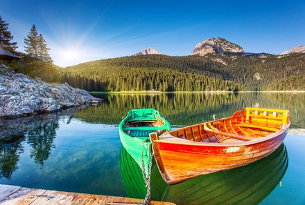 Familienreise Montenegro - Montenegro mit Kindern - Schwarzer See mit Booten