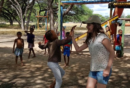 Namibia mit Kindern - Familienreise weltweit mit For Family Reisen: Mammadù - Reisegruppe spielt mit einheimischen Kindern