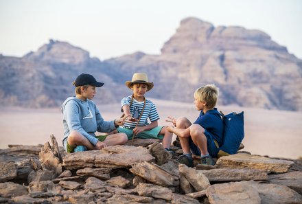 Jordanien mit Kindern - Jordanien Urlaub mit Kindern - Kind spielen in Jordanien