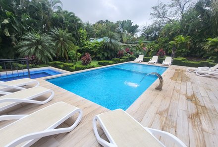 Costa Rica Familienreise - Costa Rica for family - Leyenda Boutique Hotel - Pool mit Liegen
