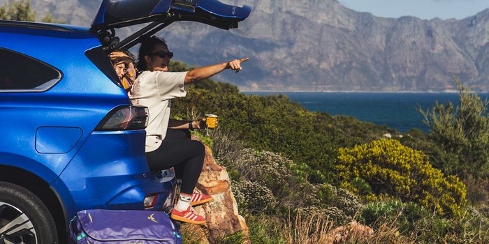 Südafrika Blog Artikel – Mutter und Kinder sitzen im Kofferraum vom Auto – Südafrika Reise mit Kindern