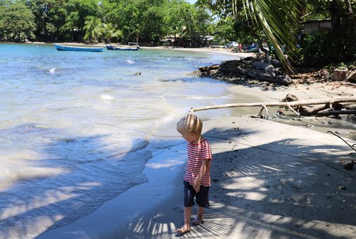Costa Rica Selbstfahrerreise mit Kind - Kind unter Palmen an Karibikstrand