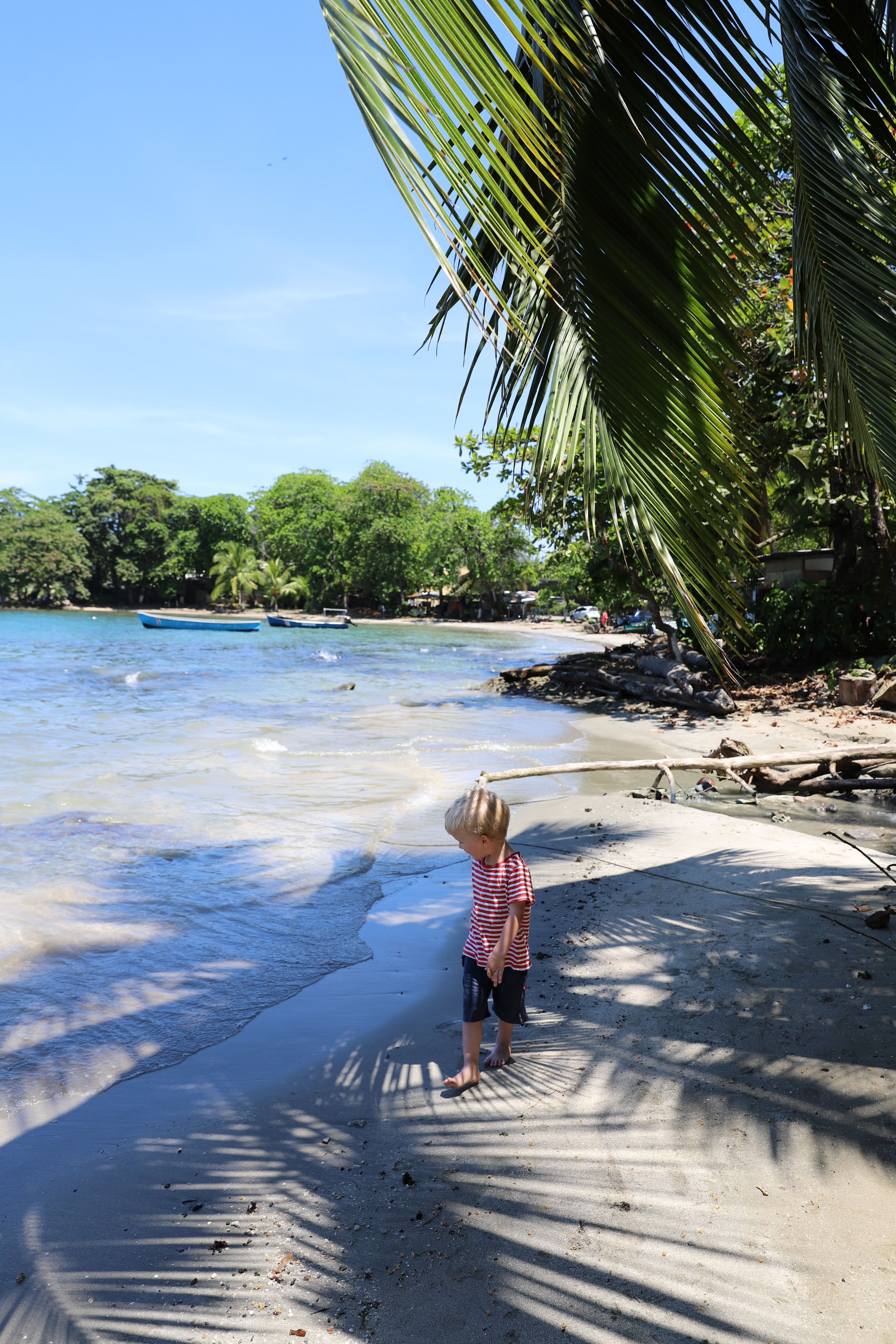 Costa Rica mit Kindern - Costa Rica Urlaub mit Kindern - Kleinkind Costa Rica am Strand