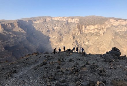 Erfahrung im Oman mit Kindern - Oman Rundreise mit Kindern - Reisegruppe am Wadi Ghul