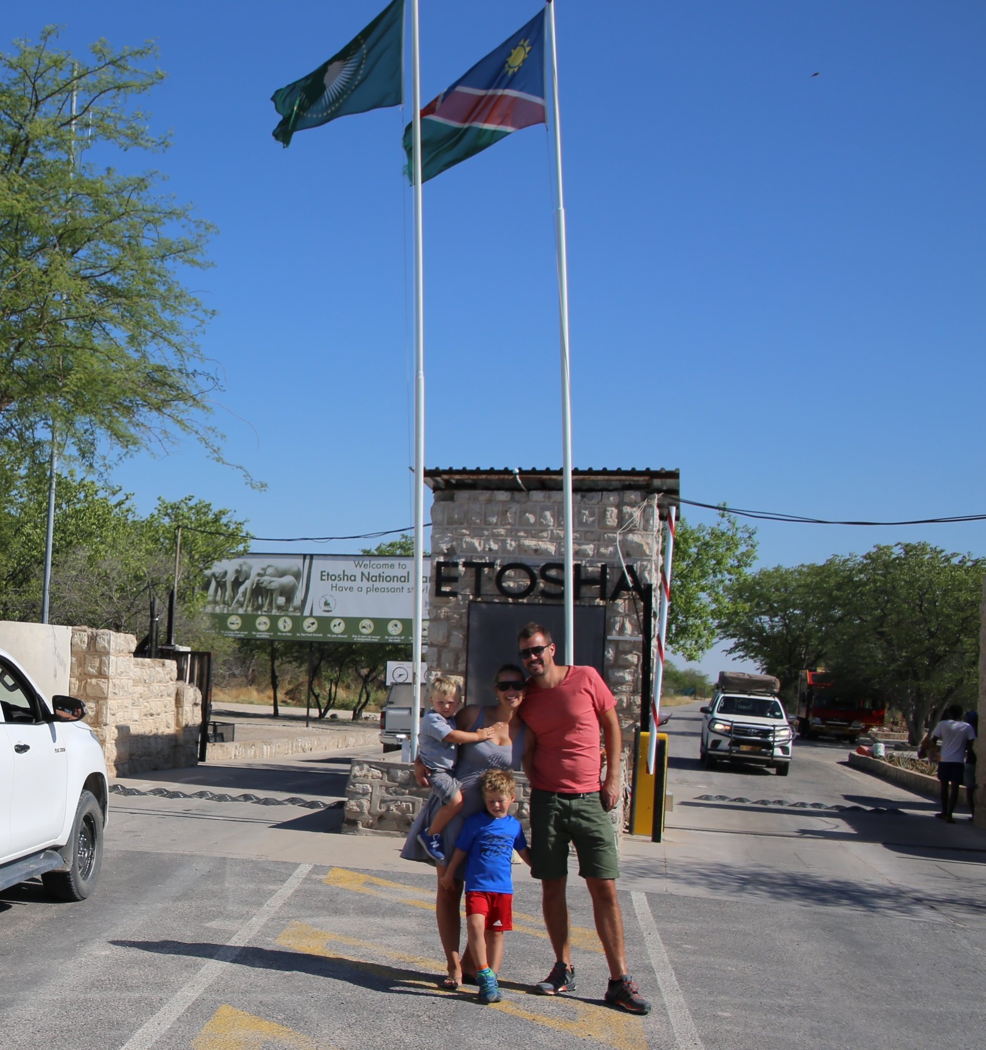 Namibia Familienreise -Namibia for family individuell - Familie vor dem Etosha Nationalpark