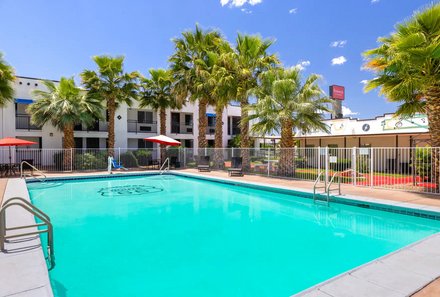 USA Südwesten for family - Ramada by Wyndham Kingman - Pool