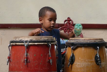Familienurlaub Kuba - Kuba Casas for family - Kind spielt Bongos