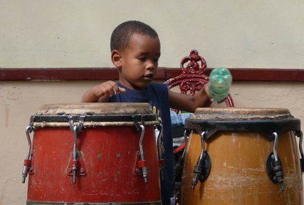Kuba mit Kindern - Kuba Casas for family - Kind spielt Bongos