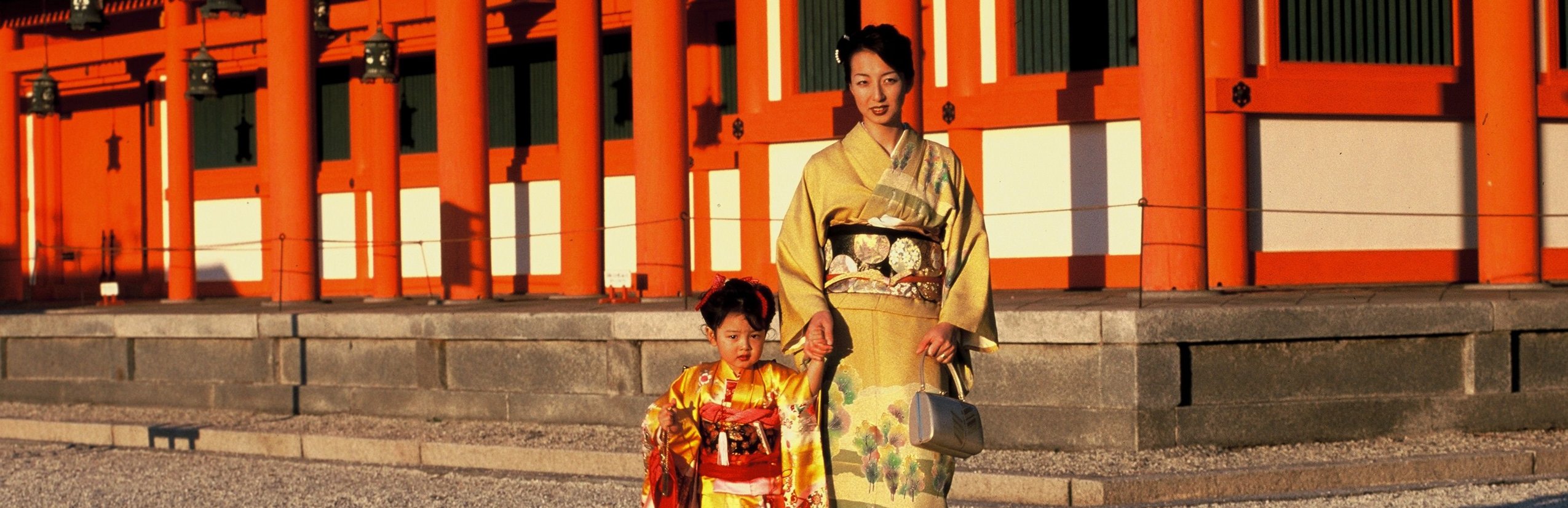 Japan mit Kindern - Frau mit Kind Heian Schrein