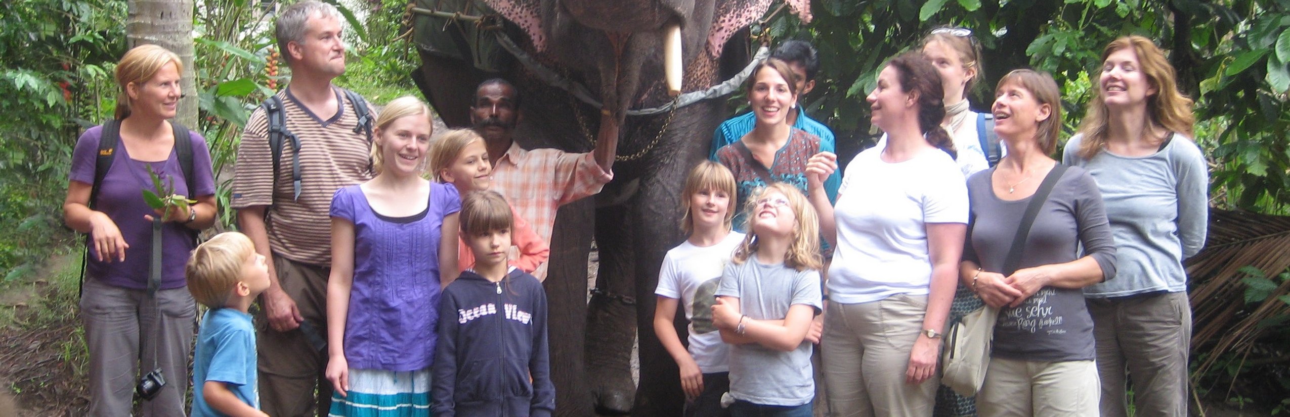 Indien Familienreise - Reisegruppe neben Elefant