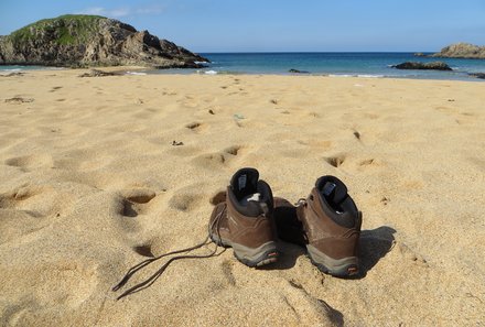 Irland Familienreise - Irland for family - Wanderschuhe im Sand