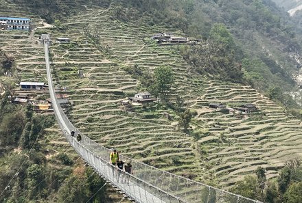 Nepal Familienreisen - Nepal for family - Familie auf Hängebrücke Jhindu Danda