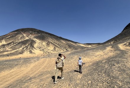 Kind und Guide erkunden die schwarze Wüste - Ägypten Reise mit Kindern