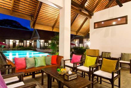 Thailand Family & Teens - Legendha Sukhothai Resort - Sitzbereich vor dem Pool