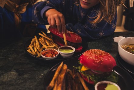 Südafrika Blog Artikel - Kinder essen Burger und Pommes im Restaurant – Südafrika Familienreise