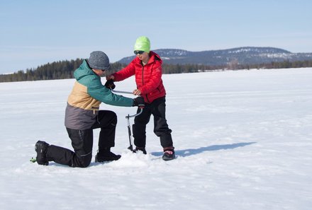 Schweden for family Winter - Eisangeln - Loch bohren