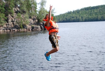 Familienreise Schweden - Schweden for family - Kind springt in Wasser