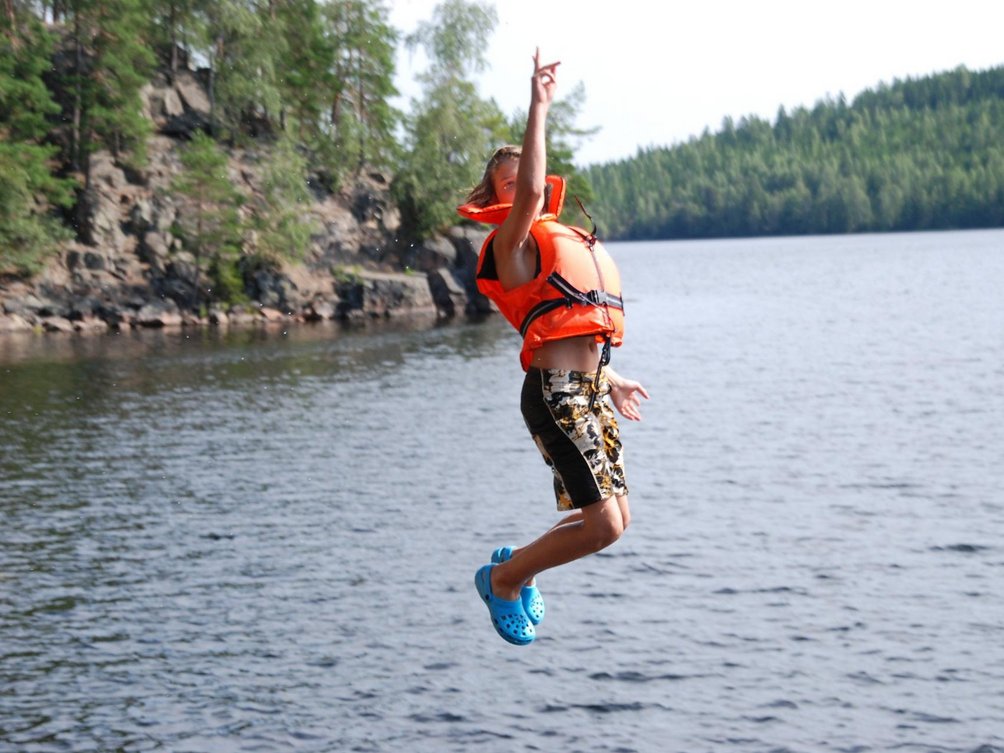 Kanutouren mit Kind - Kind springt ins Wasser