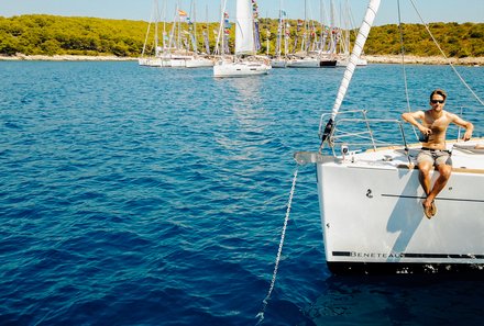 Familienreise Kroatien - Kroatien for family - Segelreise - Mann sitzt auf Yacht
