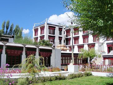 Ladakh mit Kindern - Ladakh Teens on Tour - Hotel Lharimo Leh von außen