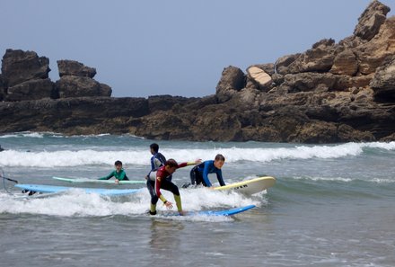Algarve for family - Familienreise Algarve mit Kindern - Kinder beim Surfen