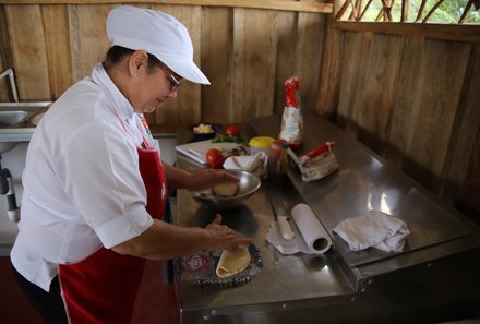 Familienurlaub Costa Rica - Costa Rica for family - La Tigra Frau bereitet Tortillas vor
