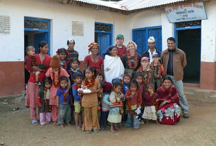 Nepal mit Kindern - Rainer mit Einheimischen