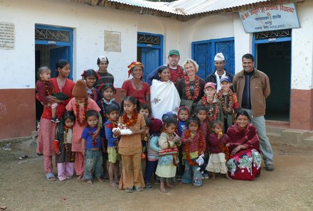 Nepal mit Kindern - Spendenprojekt For Family Reisen - Rainer mit Einheimischen